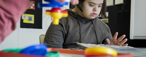 chica-jugando-libros-juguetes