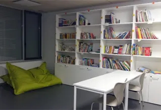 aula-colegio-estanteria-libros-mesa-sillas
