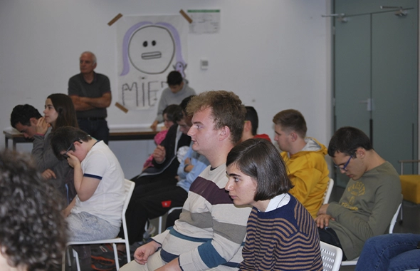 personas-sentadas-clase-colegio