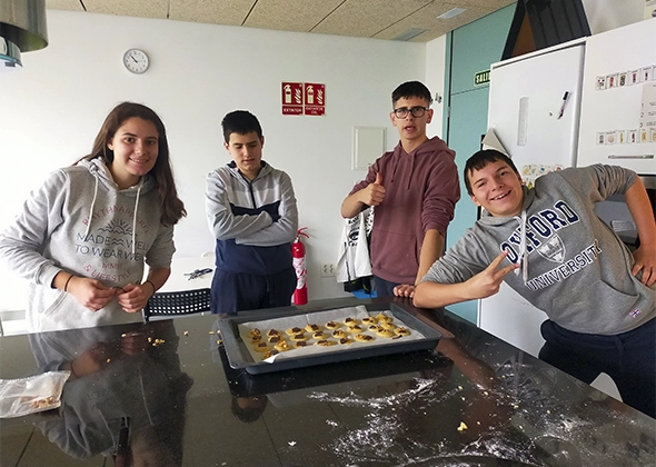 personas-posando-cocina-reposteria