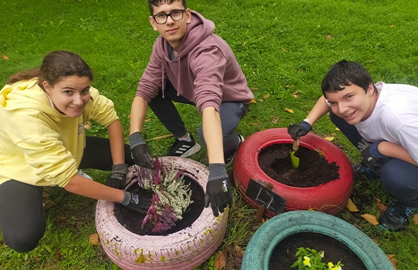 grupo-personas-jardineria-plantas-rueda