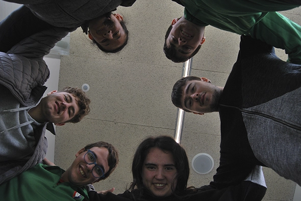 grupo-personas-abrazadas-circulo