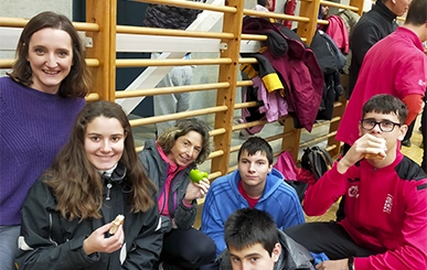 personas-comiendo-gimnasio-ropa-deporte