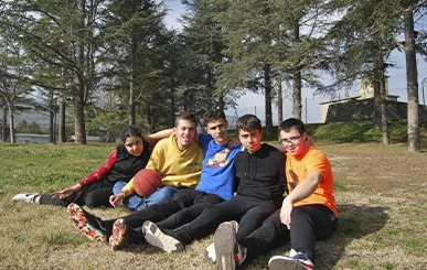 cinco-personas-sentados-hierba-deporte-balon