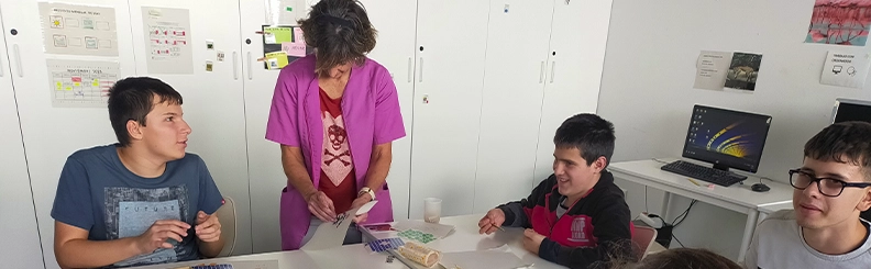 personas-clase-profesora-actividades