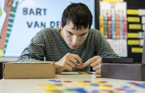 chico-jugando-mesa-fichas