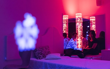 habitacion-neon-cama-lampara