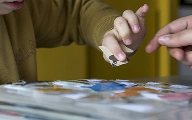 dos-personas-manos-juego-libro