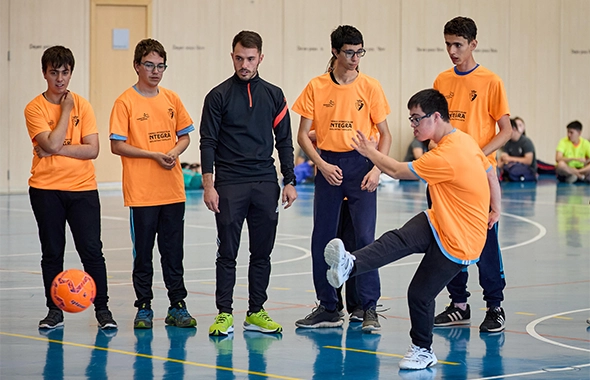 chicos-jugando-futbol-balon