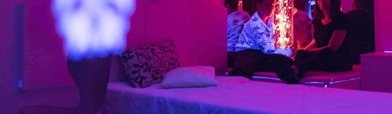 cama-luces-habitacion-dos-personas