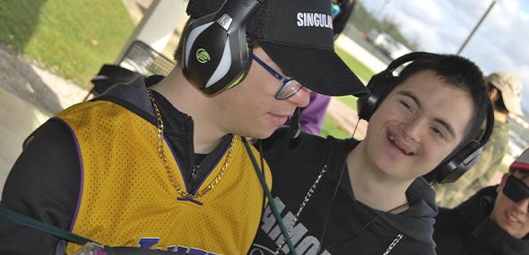 dos-chicos-escuchando-musica-cascos